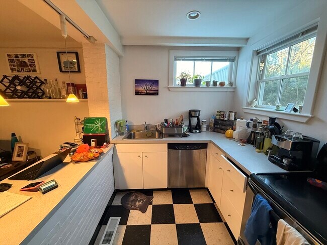 Building Photo - 69 Seaverns Ave