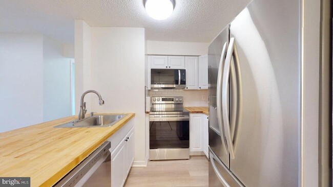 Building Photo - 6955 Mary Caroline Cir