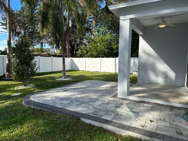 Building Photo - Newer Single Family Home 3-2-2 Seminole