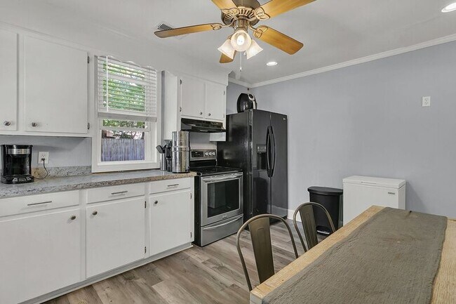 Building Photo - 1442 Agatha St