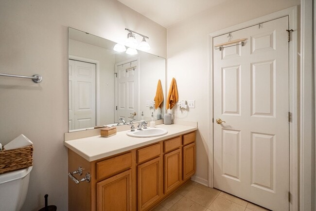Building Photo - Live steps from Lake Michigan in this spac...