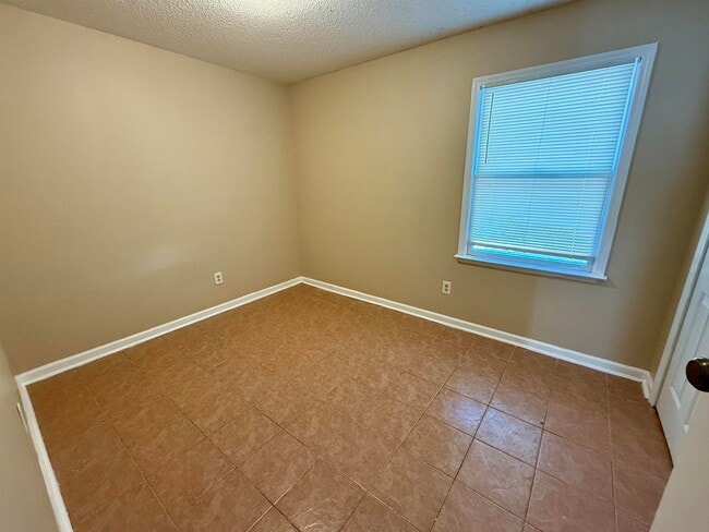 Building Photo - 4047 Fairway Dr