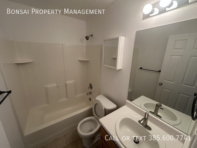 Building Photo - 1247 N Bridalwood Loop