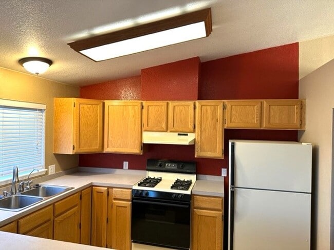 Building Photo - 3 bedroom 2 bath home in Spring Creek with...