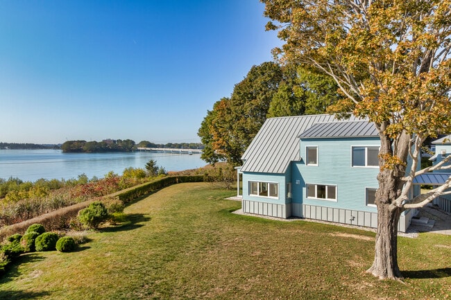 Building Photo - 1 Shoreline Dr