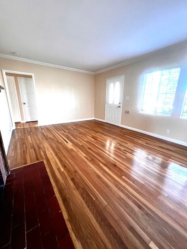 Building Photo - Single Family. 3-bed Home - Desireable Neighborhood!