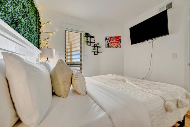 Building Photo - 2506 N Rocky Point Dr