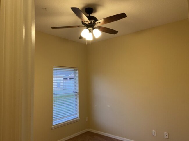 Building Photo - Spacious 4/2 in a Great Community!