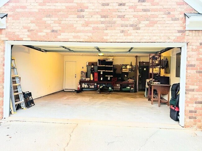 Building Photo - 463 Valleyside Dr