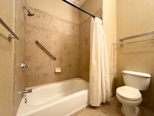 Building Photo - AVAILABLE NOW!!! DOWNSTAIRS 1 Bedroom 1 Ba...