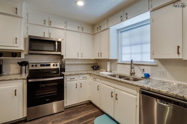 Building Photo - 5511 Hooper Dr