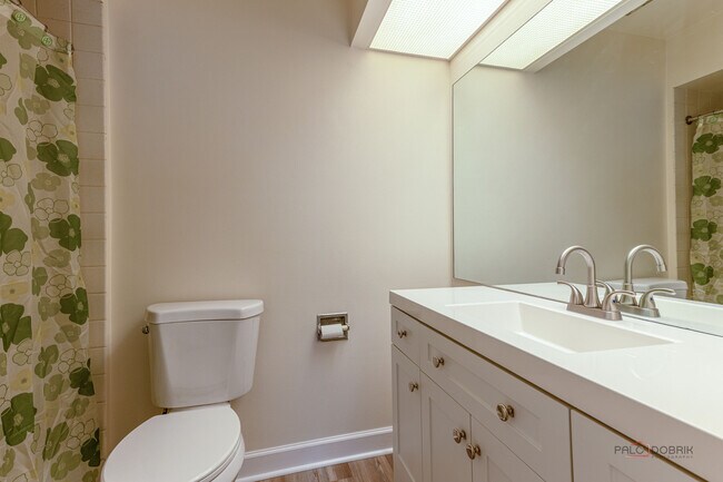 Building Photo - 3004 Roberts Dr