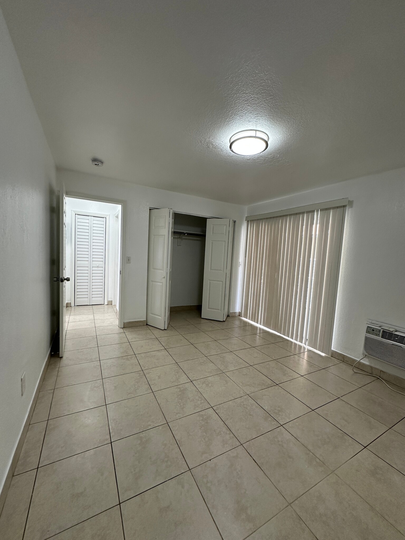 Building Photo - 16120 NE 19th Pl