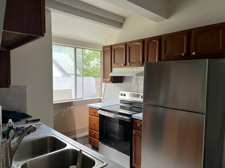 kitchen new appliances - 402 S Winebiddle St