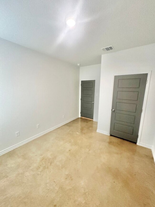 Building Photo - AVAILABLE NOW! - FIRST MONTH FREE