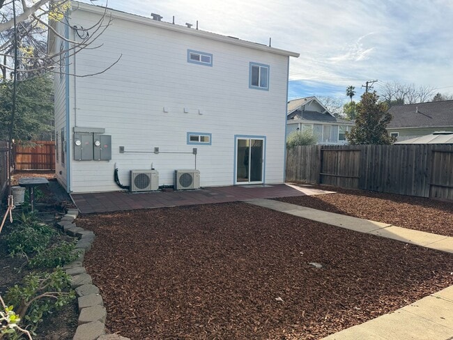 Building Photo - New 600 Sqft. 2 Bedroom 1 Bath Condo in Downtown Sacramento