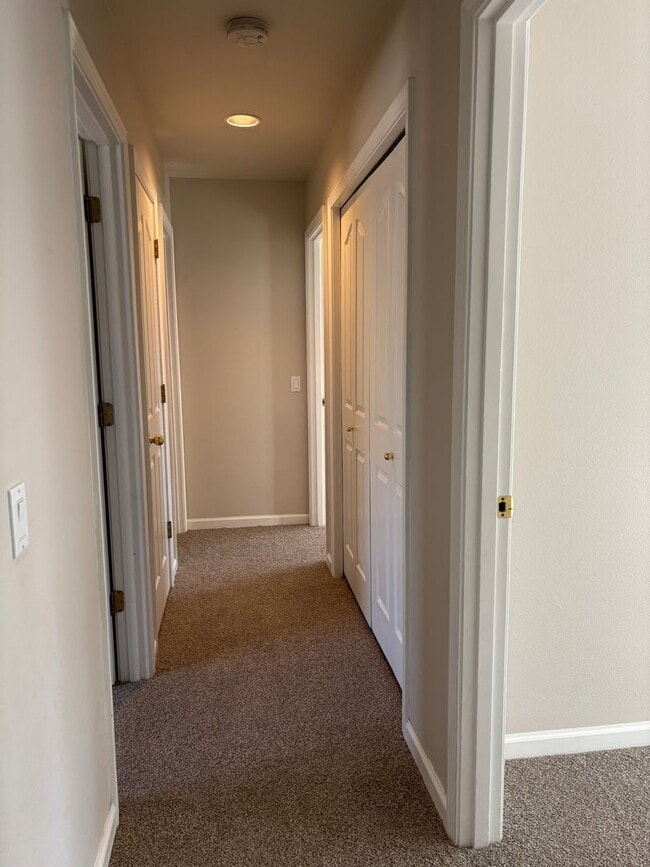 Building Photo - 3 BR/2.5 BA Townhouse