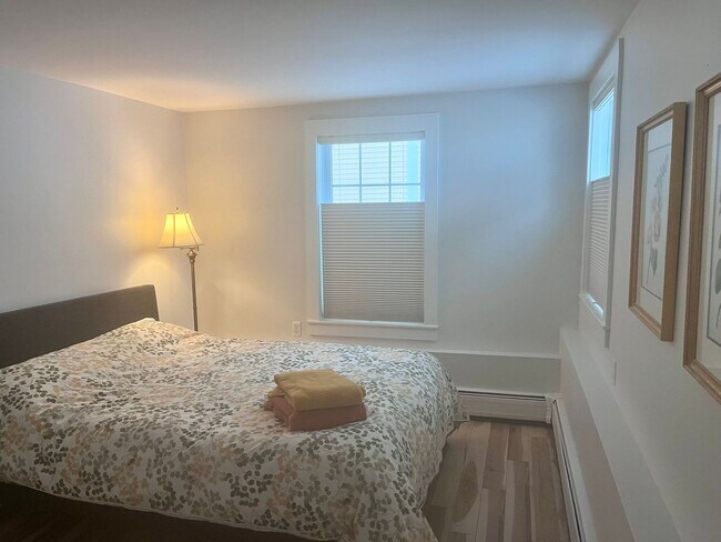 Building Photo - 2 Bedroom in Woodstock