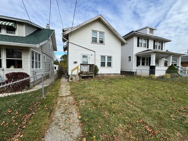 Building Photo - 3 Bedroom House