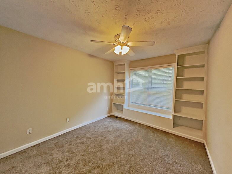 Building Photo - 223 Eagle Glen Way