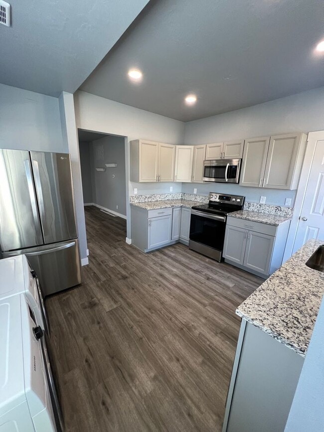 Building Photo - Charming 3 Bedroom 2 Bathroom House!!