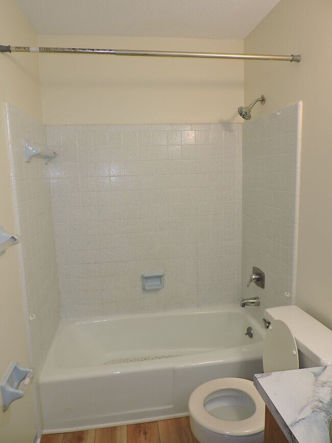 Building Photo - Convenient to interstate, schools & shopping!