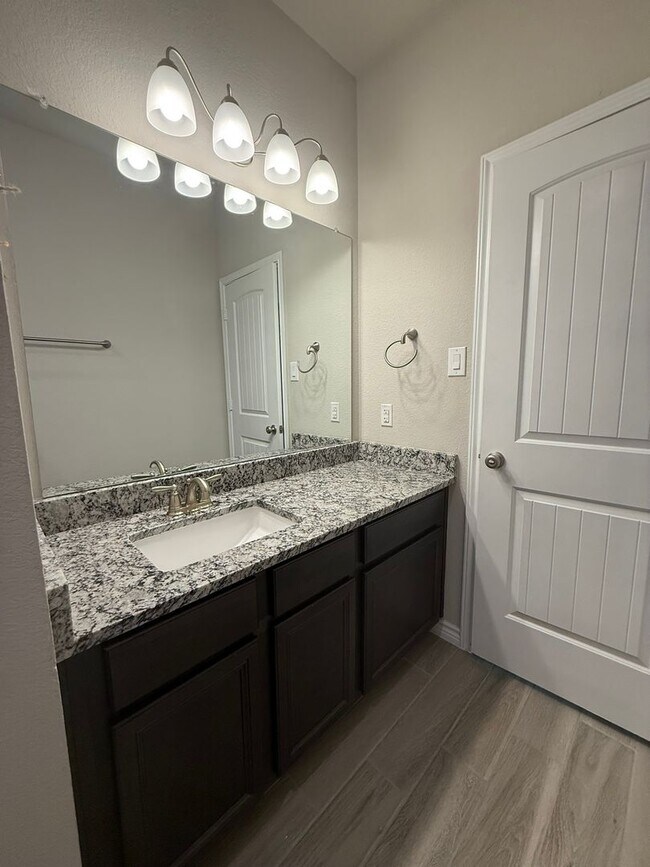 Building Photo - GORGEOUS 3-bedroom 2-bathroom home in Ceda...