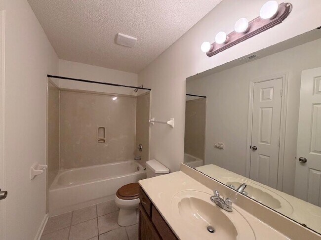 Building Photo - 3 bed, 3 bath with a bonus area over 2,000 Sq/ft in Cordova