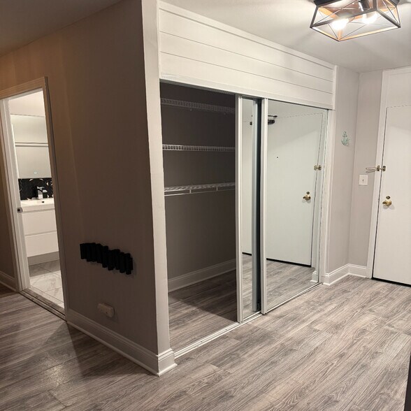 Building Photo - 5455 N Sheridan Rd