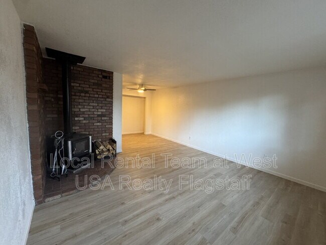 Building Photo - 4513 E Hollygreen Rd