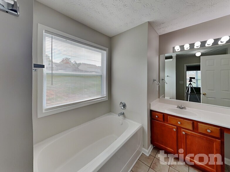 Building Photo - 1704 Chinaberry Ct