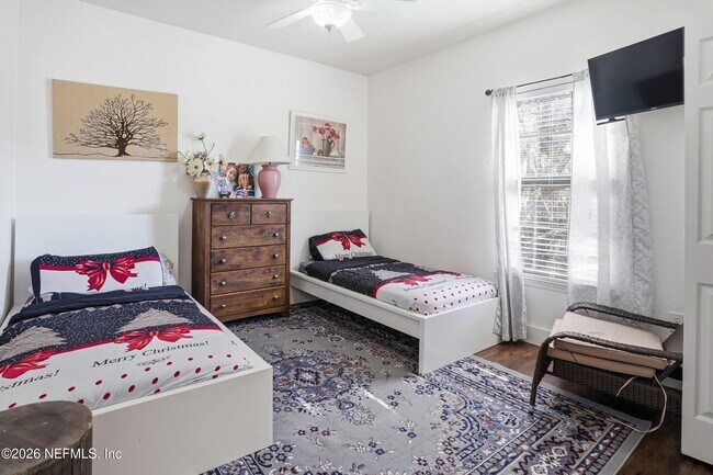 Building Photo - 450 La Travesia Flora