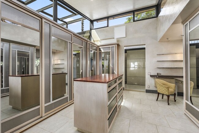 Building Photo - Tantalus Glass House: Modern Luxury with S...