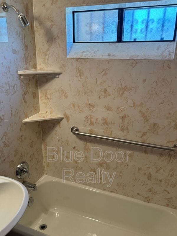 Building Photo - 801 Ortiz Dr SE