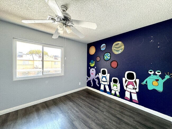 Building Photo - 4BD/3BA Henderson Townhome with Fireplace,...