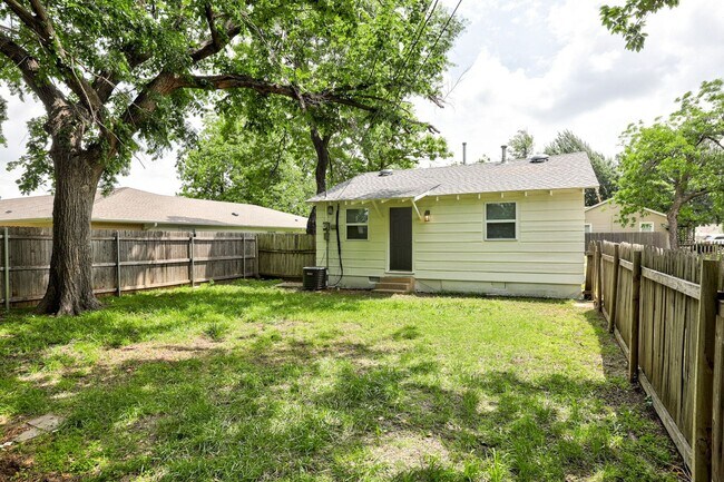 Building Photo - N Willow Ave Duplex