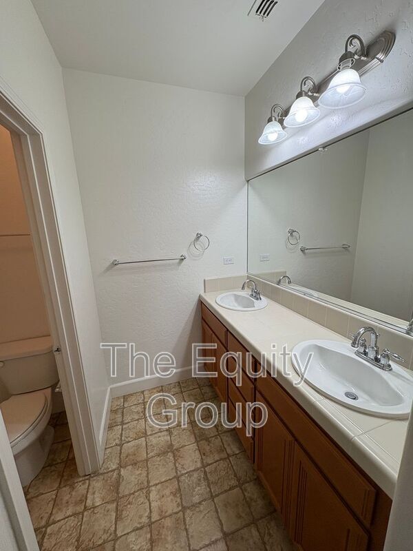 Building Photo - 3116 W Buena Vista Ave