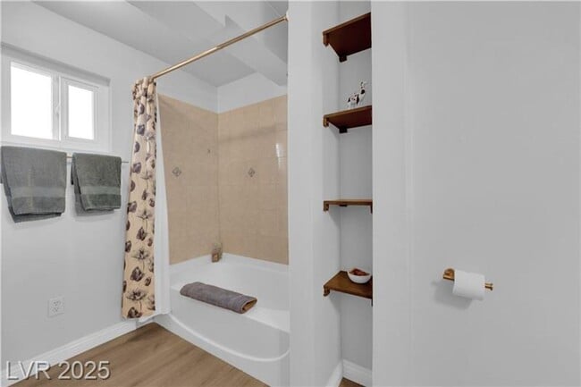 Building Photo - A Must See!! 5 bedroom 3.5 Bathroom home i...