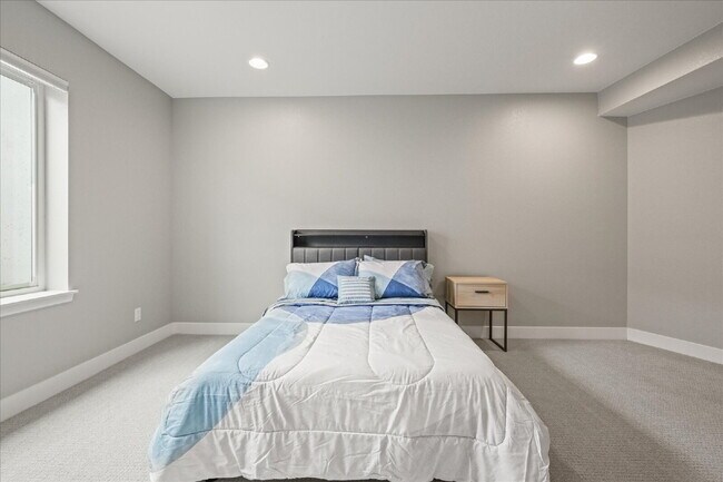 Building Photo - $7,495.00, Stunning 6 bed, 5 bath Ranch-St...