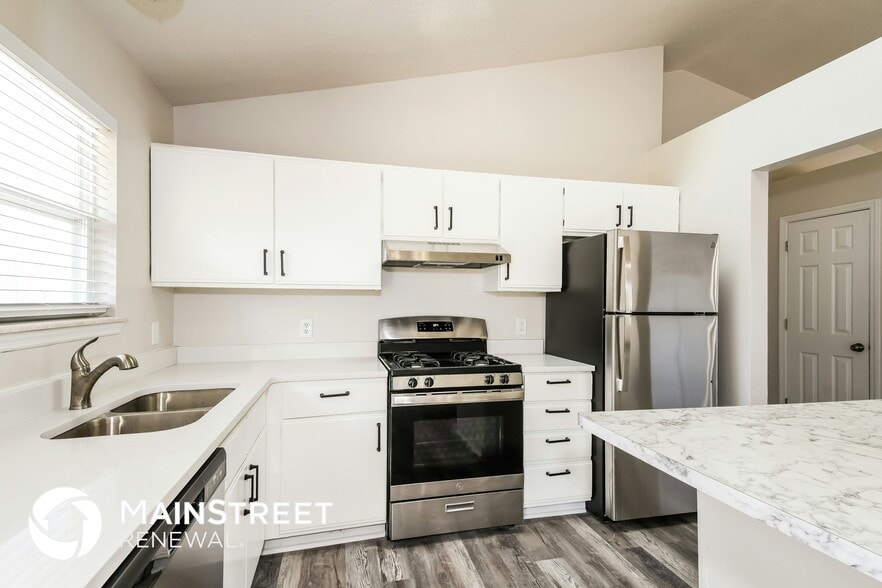 Building Photo - 3304-3305 5 Oaks Dr