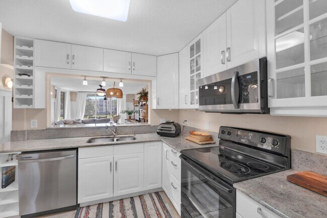 Building Photo - 9330 Lagoon Pl