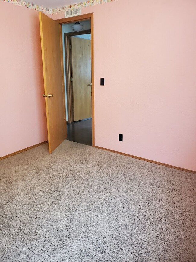 Building Photo - 3 Bedroom Home with Large Shop and Additio...