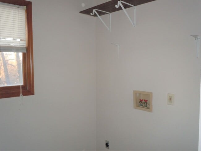 Building Photo - 3-4 Bedroom Executive Home on 5 Acres has 4 Baths and a 3 Car Garage!!