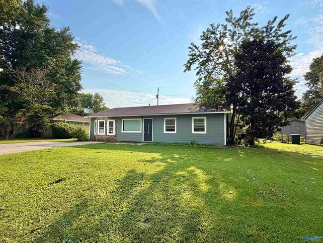 Building Photo - 2110 Fernbrook Dr NE