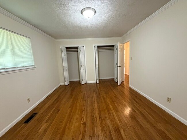 Building Photo - Beautiful 3 Bedroom 2 Bath with fenced in backyard