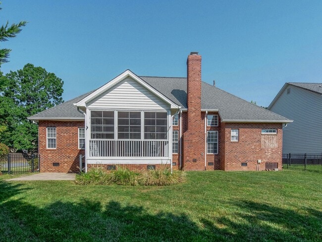 Building Photo - Move in ready Cotswold dream home.