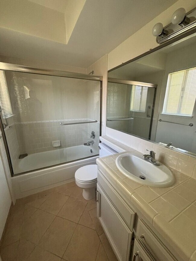 Building Photo - Clean 3 Bedroom / 2 Bathroom home near Stockdale High School, Recently Renovated!