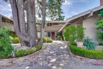 Building Photo - Top floor 2 Bed 2 Bath Condo in Los Altos!