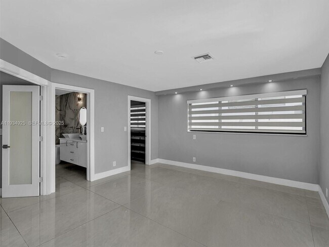 Building Photo - 2310 NE 48th Ct