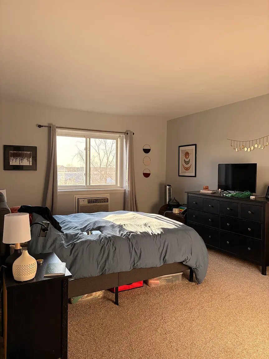 Master Bedroom - 1301 S Finley Rd